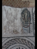 03931 ostia - regio i - insula iv - casa di bacco fanciullo (i,iv,3) - mosaik im hof - detail mitte li oben - 2016.jpg